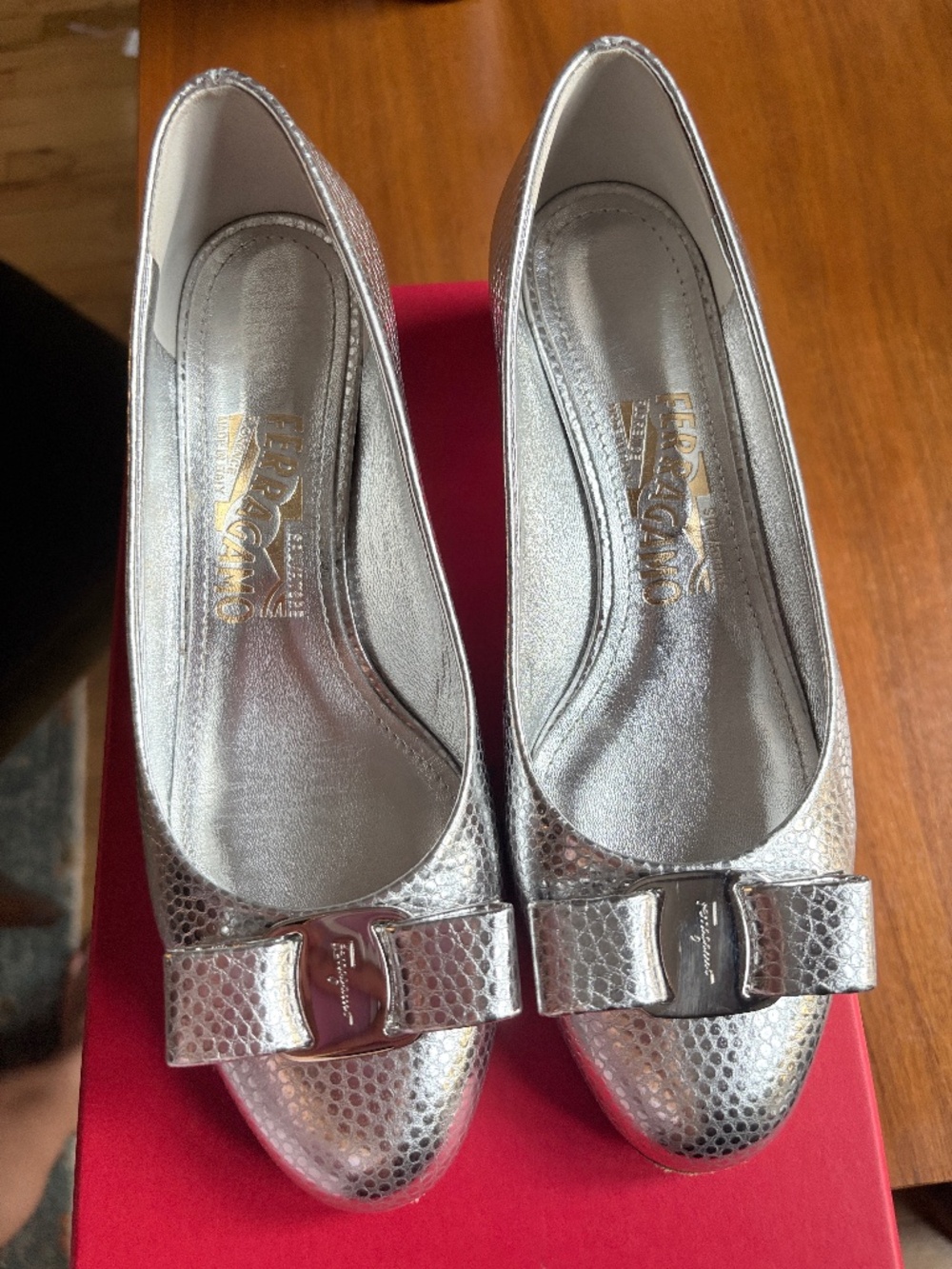 Salvatore Ferragamo Varina Bow Lizard Embossed Leather Heels Argento Size 6C